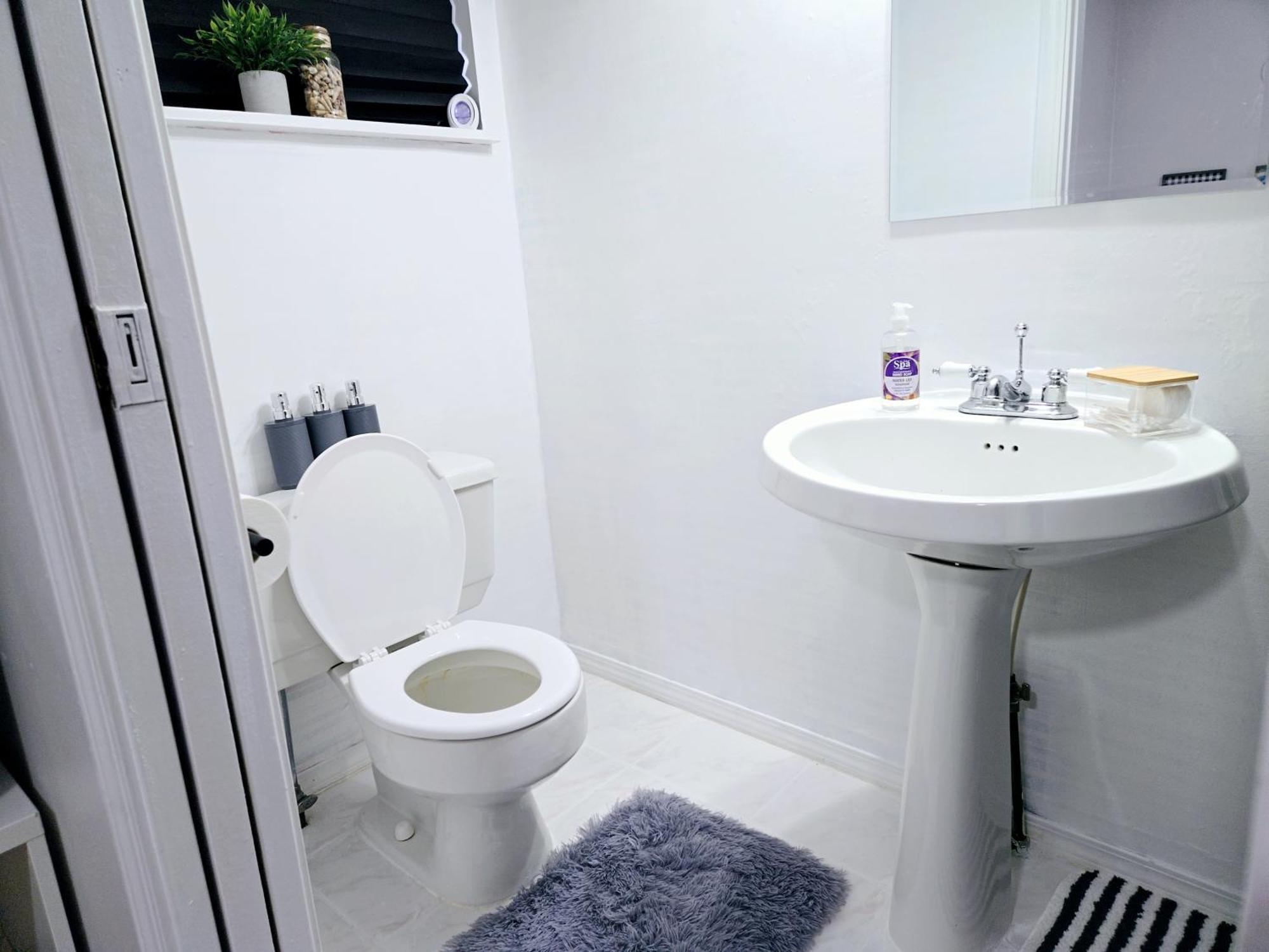 Lovely Cozy Room! With Attached Private Bath In The Heart Of Vancouver! Private Parking & Self Check-In! エクステリア 写真